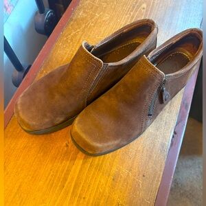 Clarks Woman Comfort soft Sueded Brown Size 8 Wide. Side Zipper on one side.